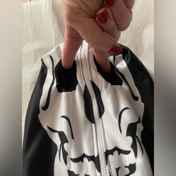 Women’s Medium Skeleton Onsie has 2 pocket, a zip up hood which is the Head. - Picture 4 of 12